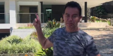 Jhonny Rivera dejó ver su nueva casa, la cual se ve muy lujosa